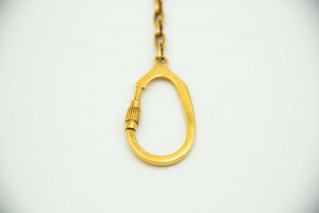 Porta-chaves em ouro amarelo com diamantes (42) em talhe 8/8 em forma de pistola